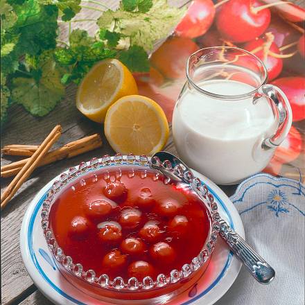 Kirschgelee mit Joghurt-Soße Rezept Kirschgelee mit Joghurt-Soße Rezept