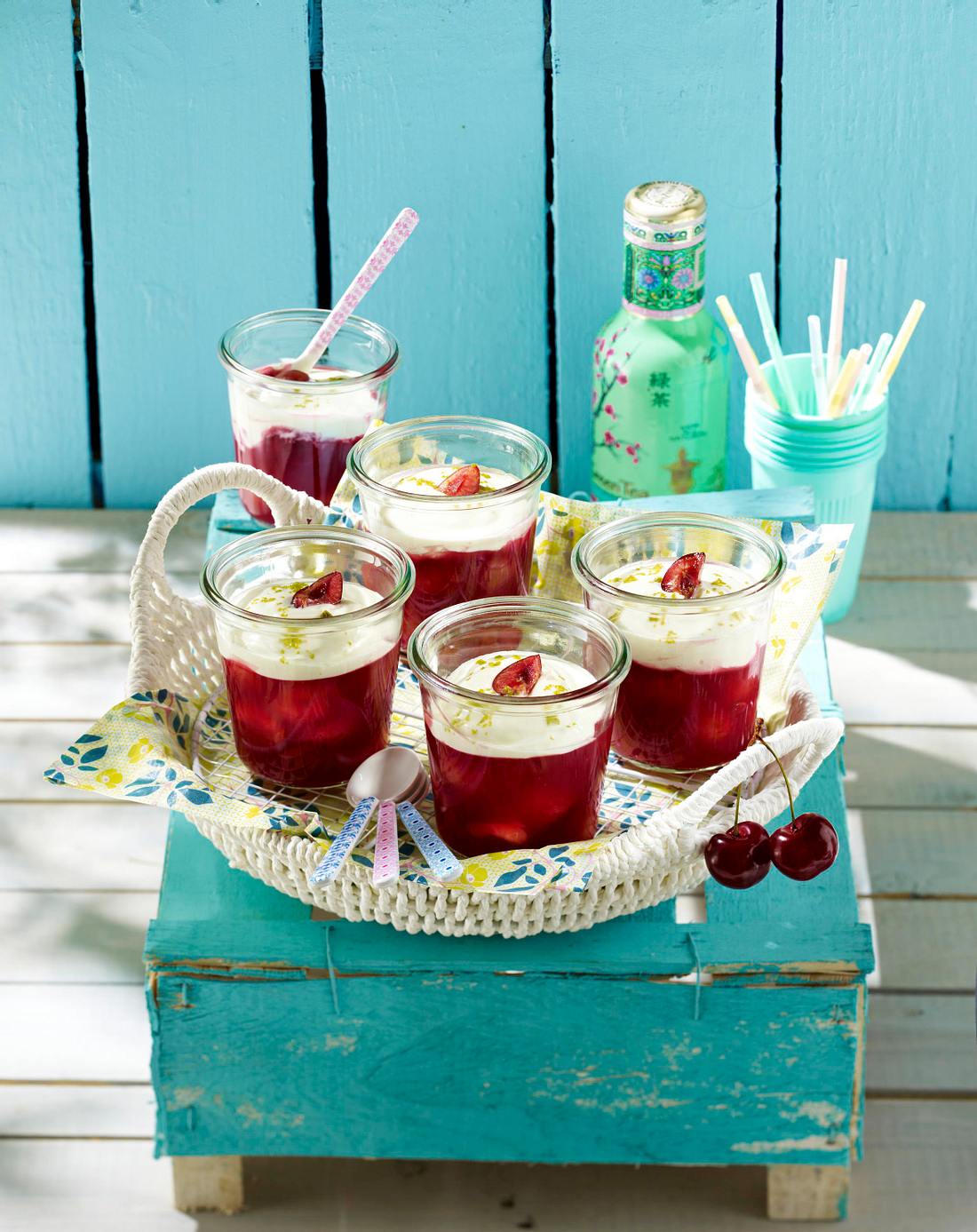 Kirschgrütze mit Quarkcreme Rezept | LECKER