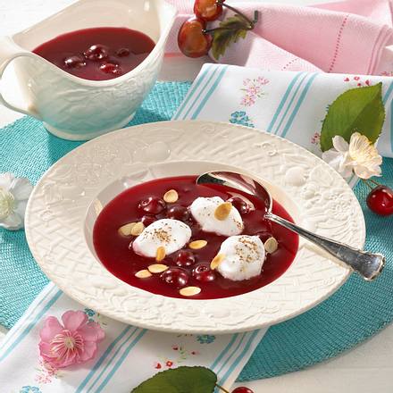 Kirschkaltschale mit Eischneeklößchen Rezept Kirschkaltschale mit Eischneeklößchen Rezept