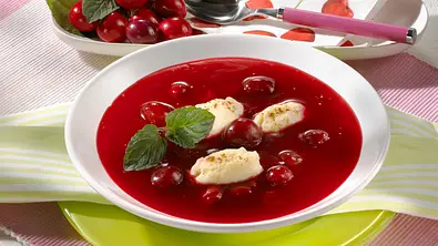 Kirschkaltschale mit Grießklößchen Rezept - Foto: LECKER @ Bauer Media Group
