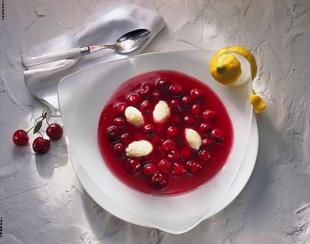 Kirschkaltschale mit Grießklößchen Rezept Kirschkaltschale mit Grießklößchen Rezept