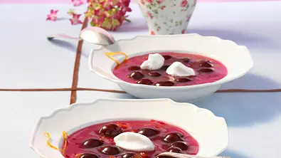 Kirschkaltschale mit Schneeklößchen Rezept - Foto: LECKER @ Bauer Media Group