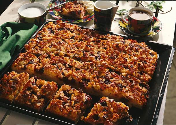 Kirschkuchen mit Bienenstichguss Rezept