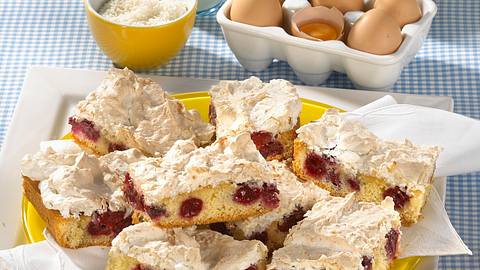 Kirschkuchen mit Kokosbaiser Rezept - Foto: House of Food / Bauer Food Experts KG