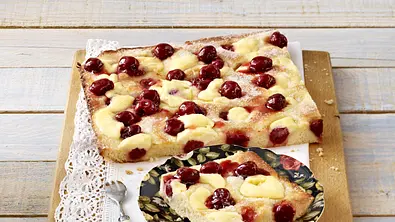 Kirschkuchen mit Schmandguss Rezept - Foto: LECKER @ Bauer Media Group