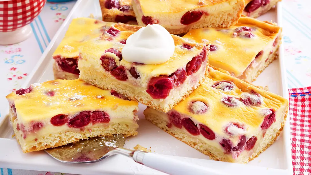 Kirschkuchen mit Schmandguss Rezept - Foto: LECKER @ Bauer Media Group Kirschkuchen mit Schmandguss Rezept - Foto: LECKER @ Bauer Media Group