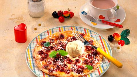 Kirschpfannkuchen mit Vanilleeis Rezept - Foto: Neckermann