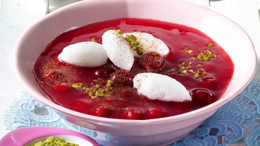 Kirschsuppe mit Schneeklößchen Rezept - Foto: LECKER @ Bauer Media Group Kirschsuppe mit Schneeklößchen Rezept - Foto: LECKER @ Bauer Media Group