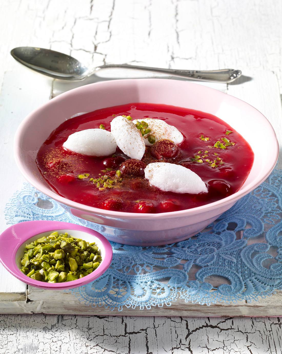 Kirschsuppe mit Schneeklößchen Rezept | LECKER