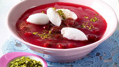 Kirschsuppe mit Schneeklößchen Rezept - Foto: House of Food / Bauer Food Experts KG
