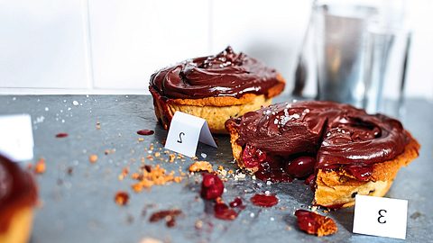 Kirschtartelettes mit Ganache und Keksboden Rezept - Foto: House of Food / Bauer Food Experts KG