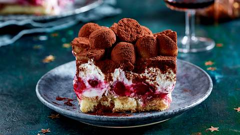 Kirschtiramisu mit Marzipan und Weihnachtskaramellsoße Rezept - Foto: House of Food / Bauer Food Experts KG
