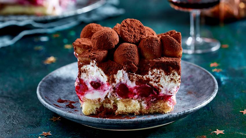 Kirschtiramisu mit Marzipan und Weihnachtskaramellsoße Rezept - Foto: House of Food / Bauer Food Experts KG