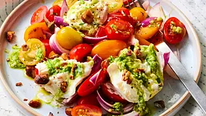 Kirschtomatensalat und Burrata in Schnittlauchpesto Rezept - Foto: LECKER @ Bauer Media Group Kirschtomatensalat und Burrata in Schnittlauchpesto Rezept - Foto: LECKER @ Bauer Media Group