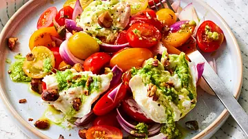 Kirschtomatensalat und Burrata in Schnittlauchpesto Rezept - Foto: LECKER @ Bauer Media Group Kirschtomatensalat und Burrata in Schnittlauchpesto Rezept - Foto: LECKER @ Bauer Media Group