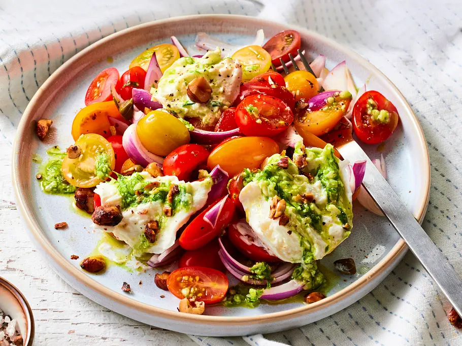 Kirschtomatensalat und Burrata in Schnittlauchpesto Rezept Kirschtomatensalat und Burrata in Schnittlauchpesto Rezept