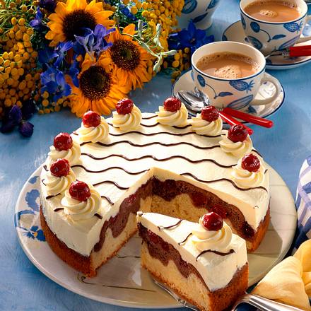 Kirschtorte mit Cremehaube Rezept Kirschtorte mit Cremehaube Rezept