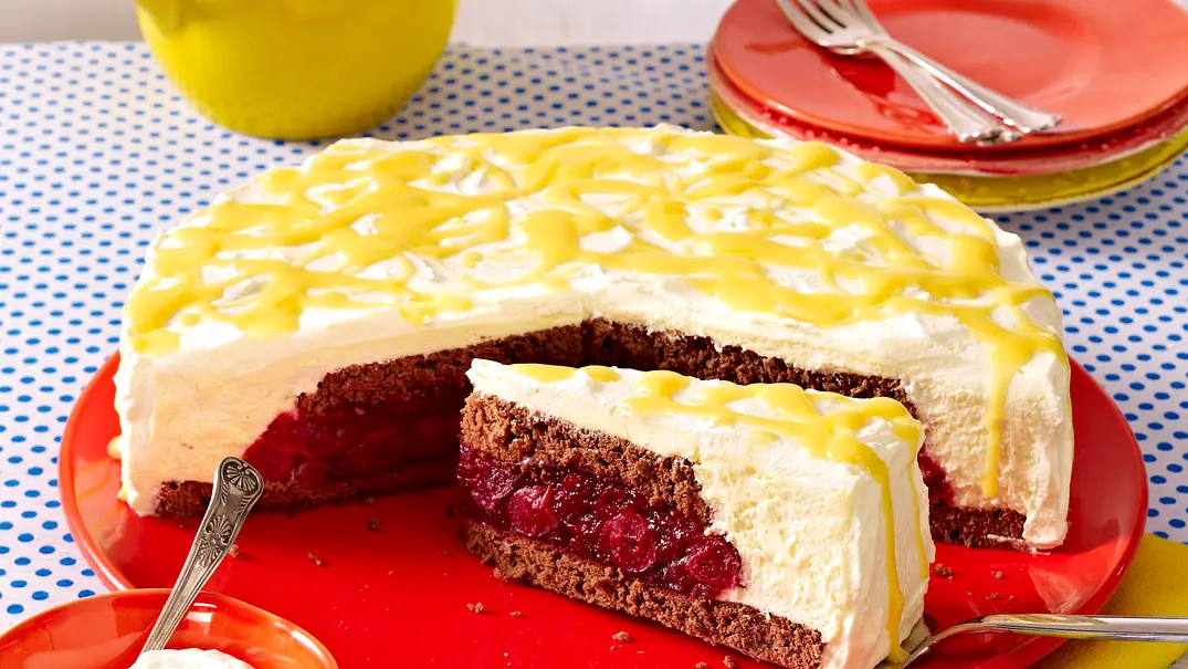 Kirschtorte mit Eierlikörcreme Rezept - Foto: LECKER @ Bauer Media Group Kirschtorte mit Eierlikörcreme Rezept - Foto: LECKER @ Bauer Media Group