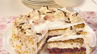 Kirschtorte mit Nuss-Sahne Rezept - Foto: LECKER @ Bauer Media Group