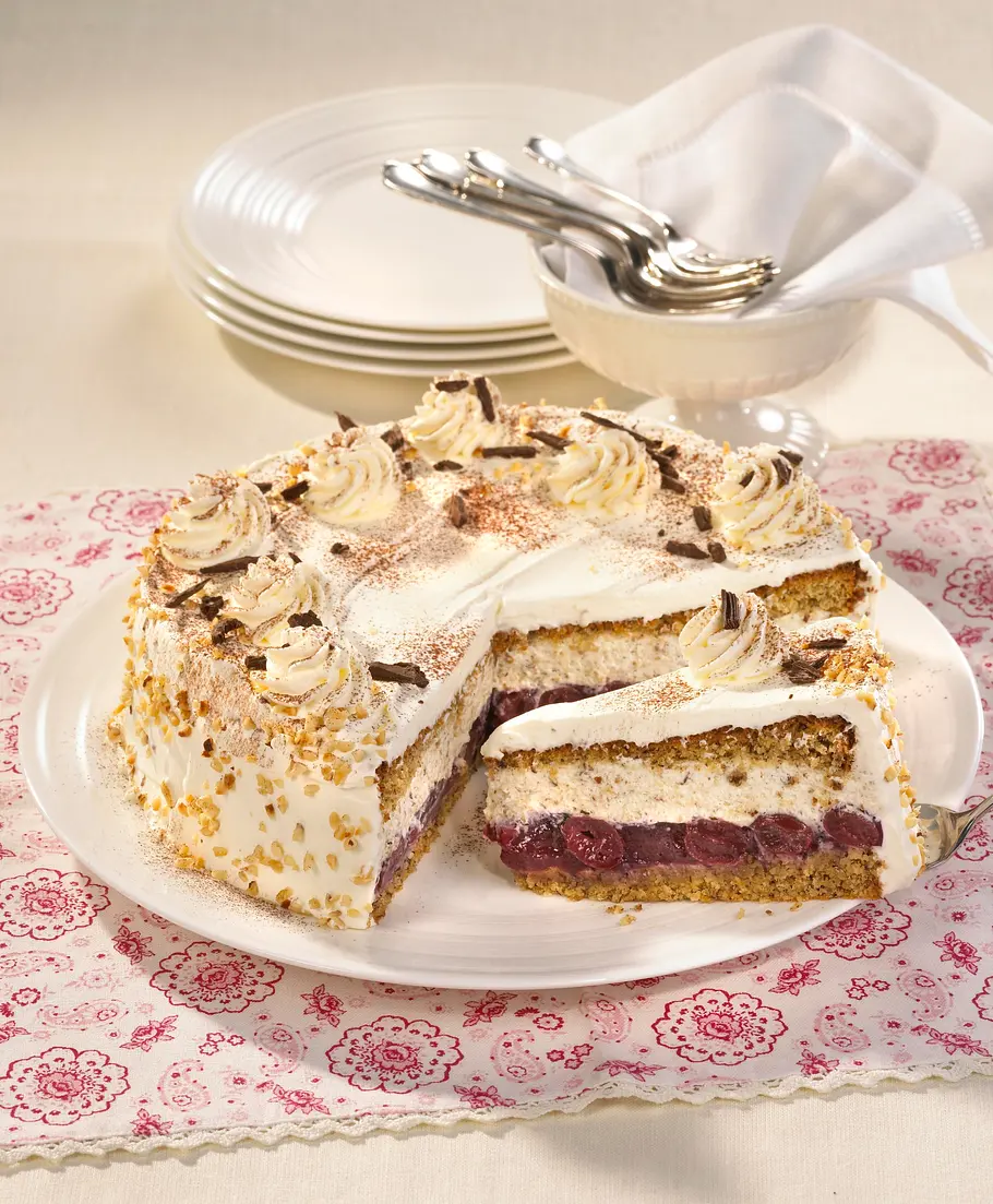 Kirschtorte mit Nuss-Sahne Rezept Kirschtorte mit Nuss-Sahne Rezept