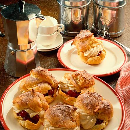 Kirschwindbeutel mit Mocca-Sahne Rezept Kirschwindbeutel mit Mocca-Sahne Rezept