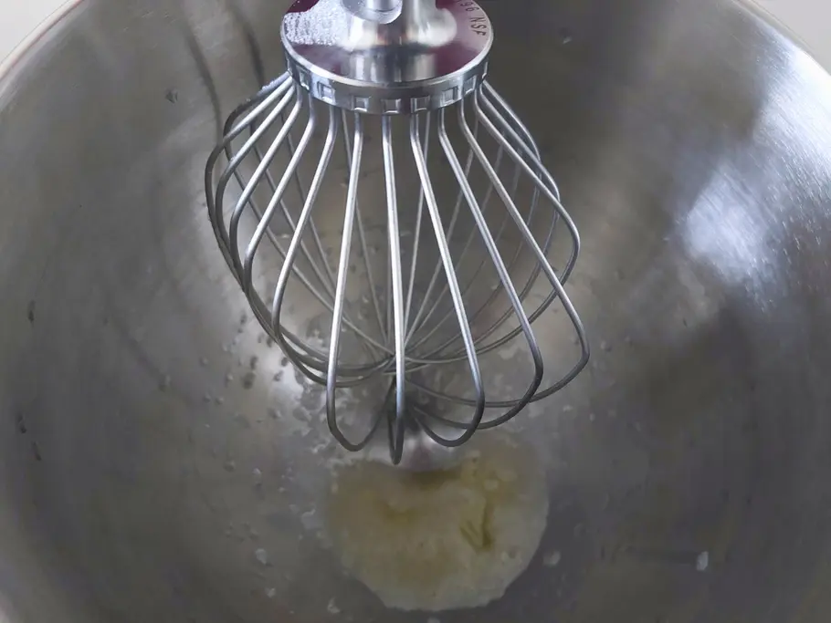 Eiweiß in Schüssel der KitchenAid Artisan 6,6l Küchenmaschine mit Schüsselheber