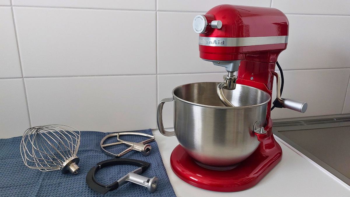 KitchenAid Artisan 6,6l Küchenmaschine mit Schüsselheber und Werkzeugen