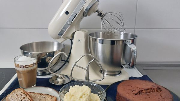 Küchenmaschine KitchenAid Artisan samt Rührwerkzeug und 3l-Schüssel mit Milchschaum, Brot, Kartoffelpüree und Kuchen. - Foto: LECKER.de / Nadja Demel