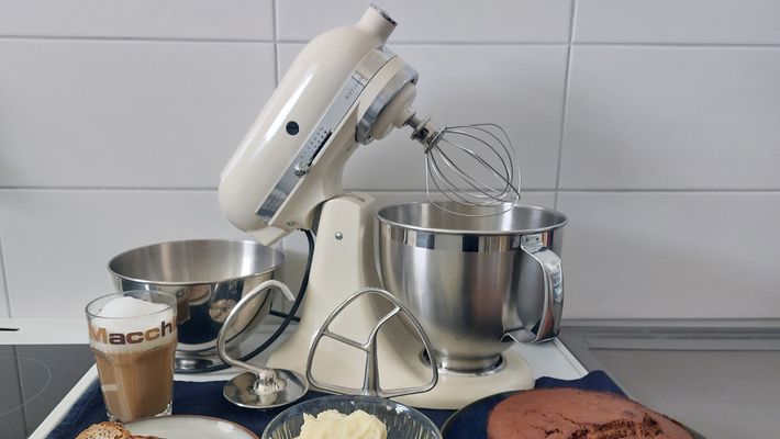 Küchenmaschine KitchenAid Artisan samt Rührwerkzeug und 3l-Schüssel mit Milchschaum, Brot, Kartoffelpüree und Kuchen. - Foto: LECKER.de / Nadja Demel