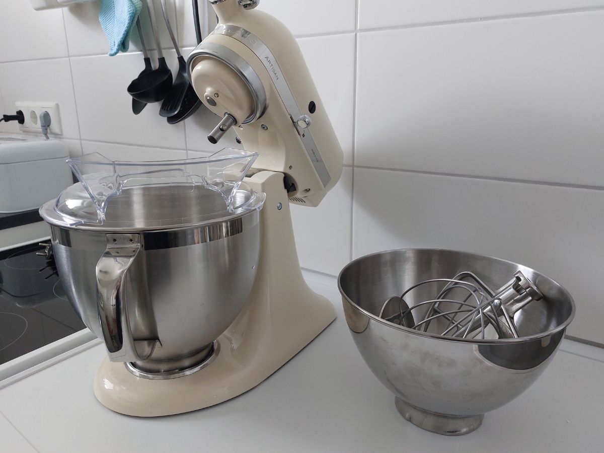 KitchenAid Artisan mit Schüsseln und Zubehör