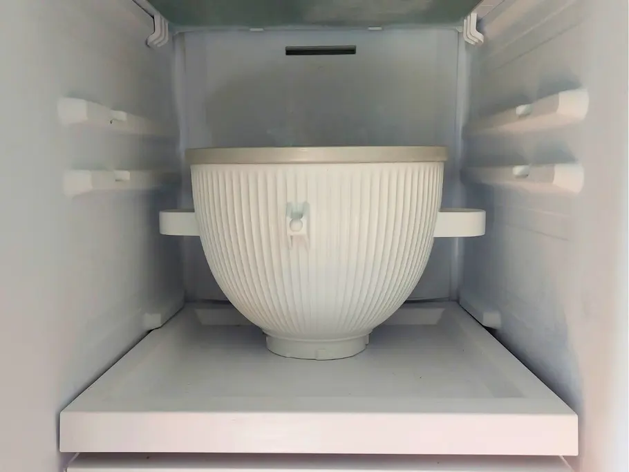 Schüssel in Gefrierschrank Schüssel in Gefrierschrank