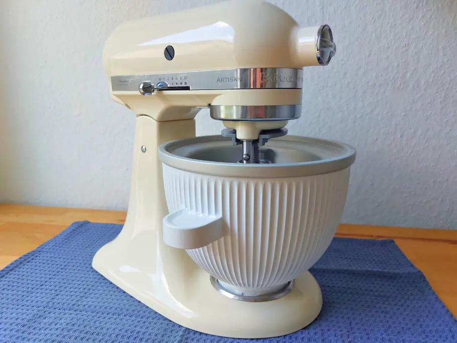 KitchenAid Artisan Küchenmaschine mit Gefrierschüssel KitchenAid Artisan Küchenmaschine mit Gefrierschüssel