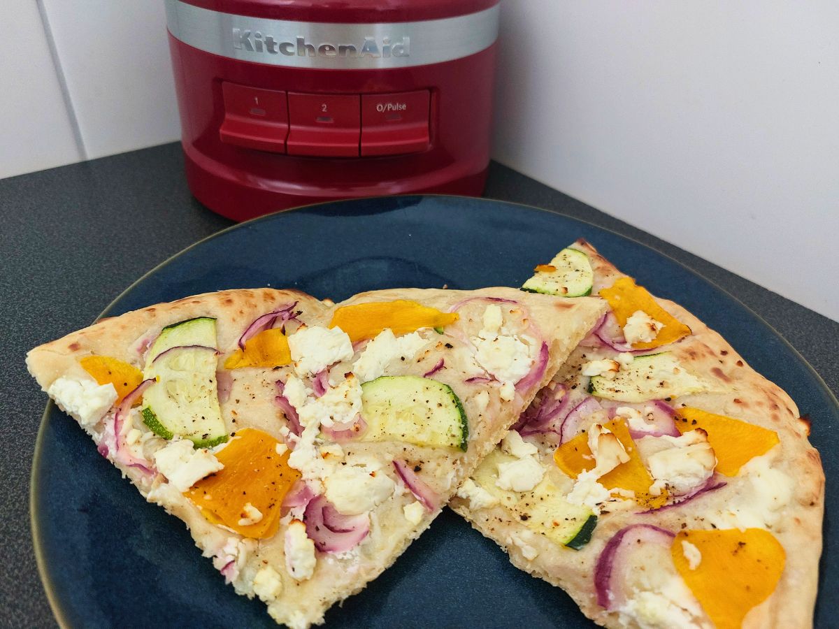 Flammkuchen mit KitchenAid Food-Processor im Hintergrund