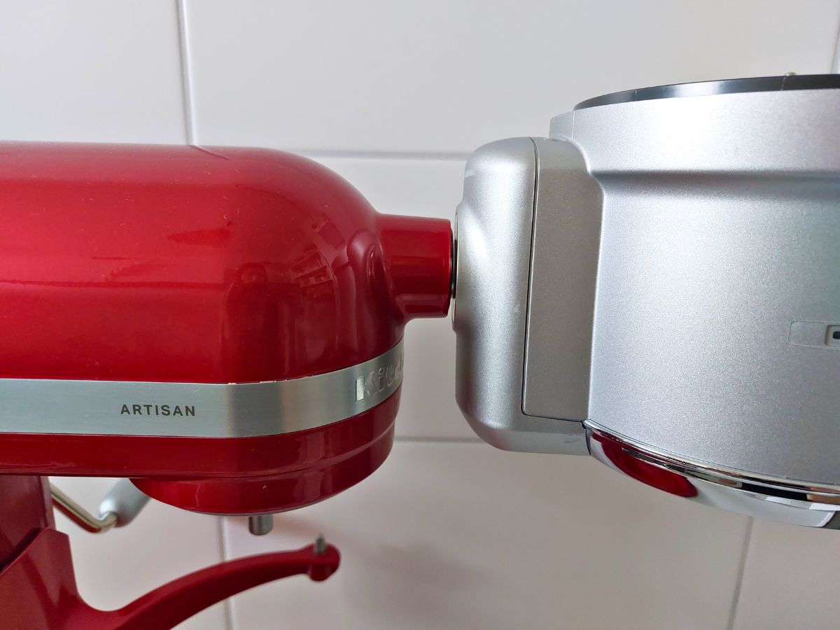 KitchenAid Food-Processor-Vorsatz an Küchenmaschine anbringen