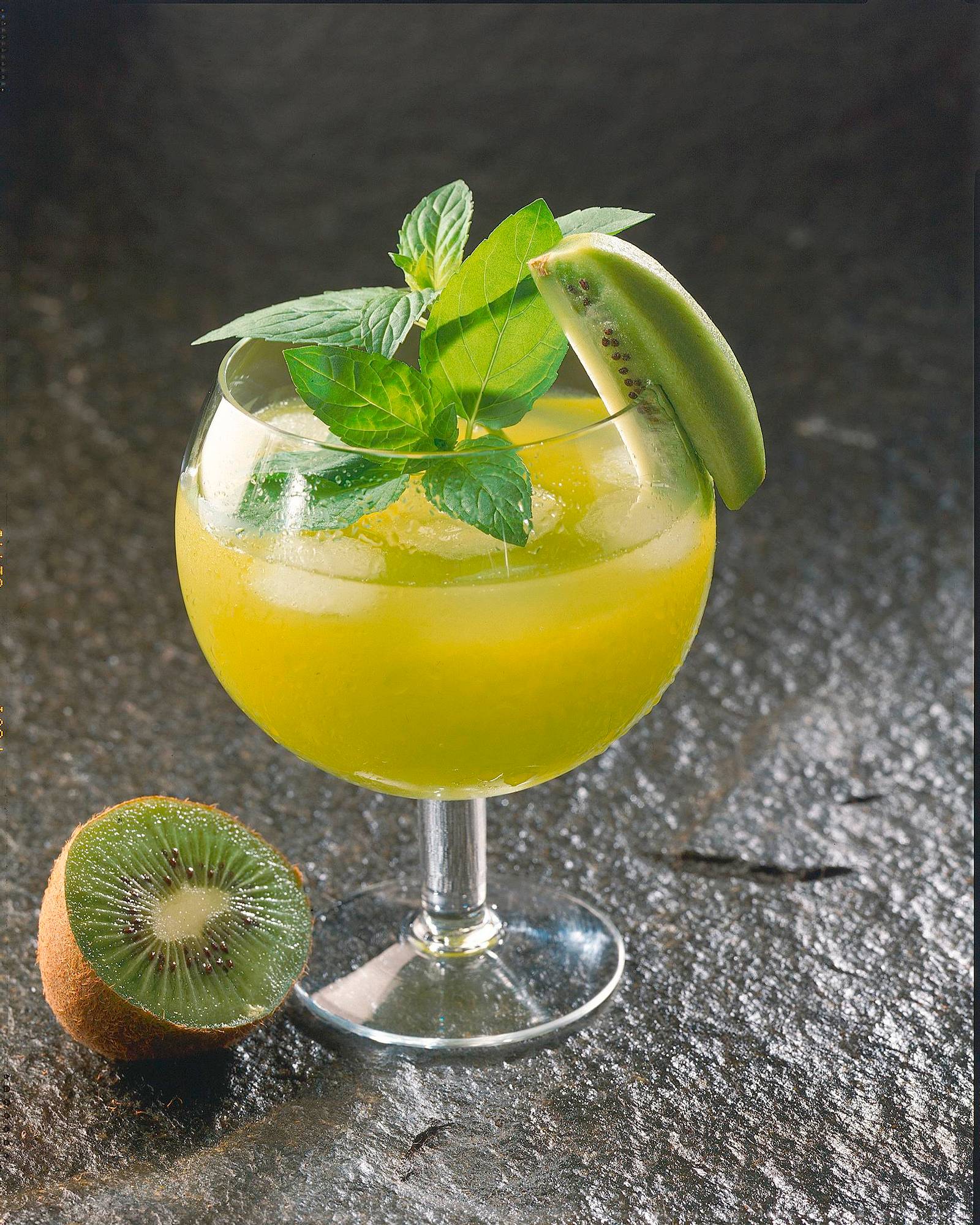 Kiwi-Maracuja Drink Rezept | LECKER
