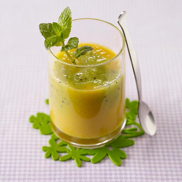 Kiwi-Pfirsich-Breezer mit grünem Tee Rezept Kiwi-Pfirsich-Breezer mit grünem Tee Rezept