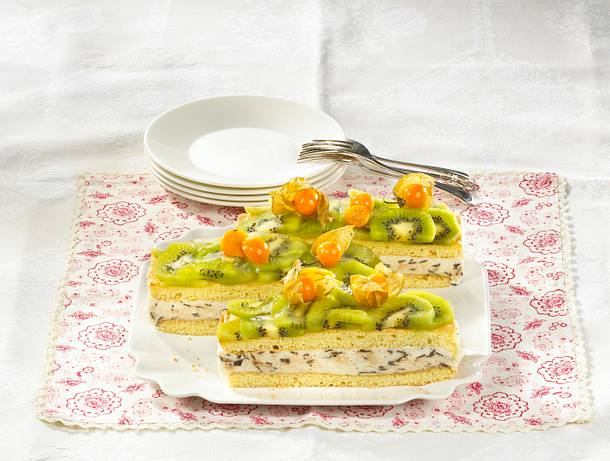 Kiwi-Stracciatella-Biskuitblechkuchen Rezept