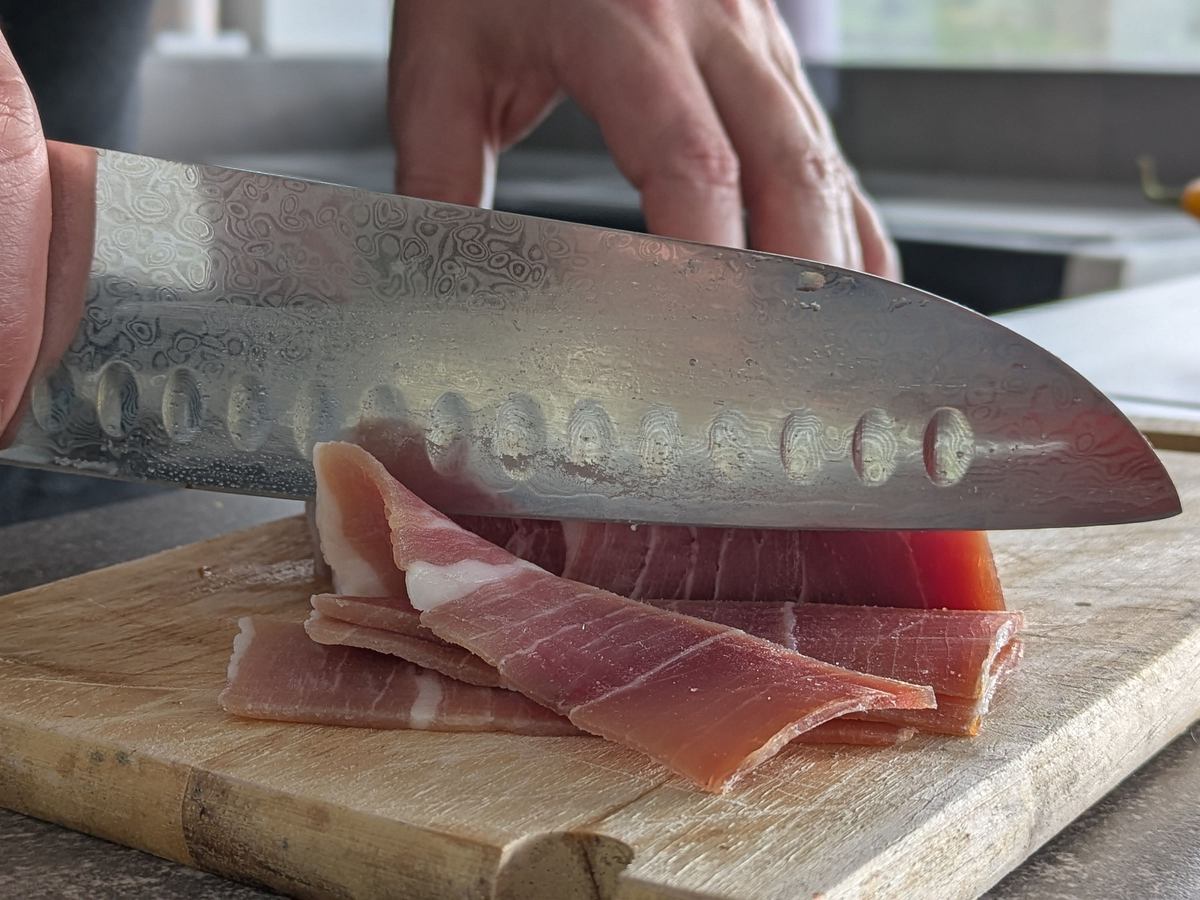 Klamer Santoku Damastmesser Schinken schneiden