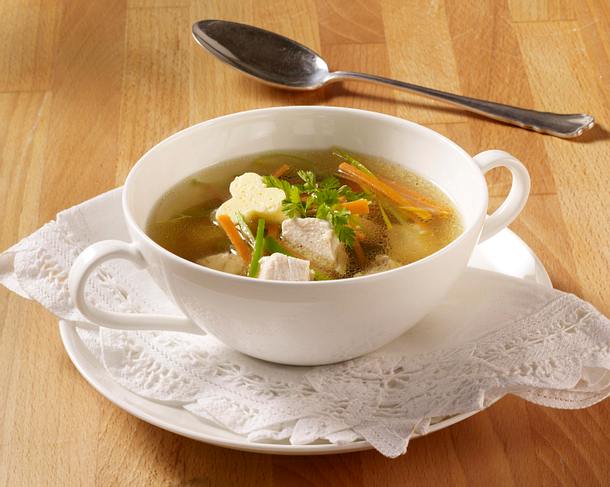 Klare Brühe mit Eierstich Rezept Klare Brühe mit Eierstich Rezept