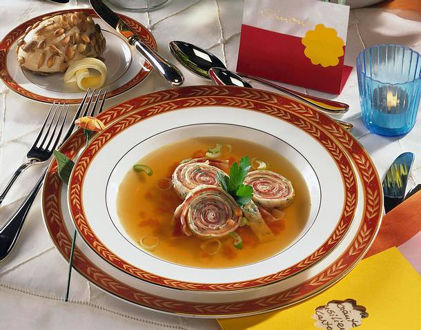 Klare Brühe mit Kräuter-Flädle Rezept Klare Brühe mit Kräuter-Flädle Rezept