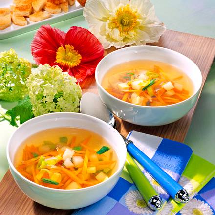 Klare Brühe mit Möhren und Kohlrabi Rezept Klare Brühe mit Möhren und Kohlrabi Rezept