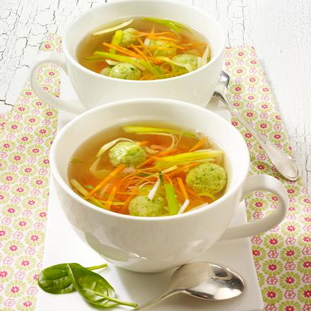 Klare Brühe mit Spinatklößchen und Gemüsejulienne Rezept Klare Brühe mit Spinatklößchen und Gemüsejulienne Rezept
