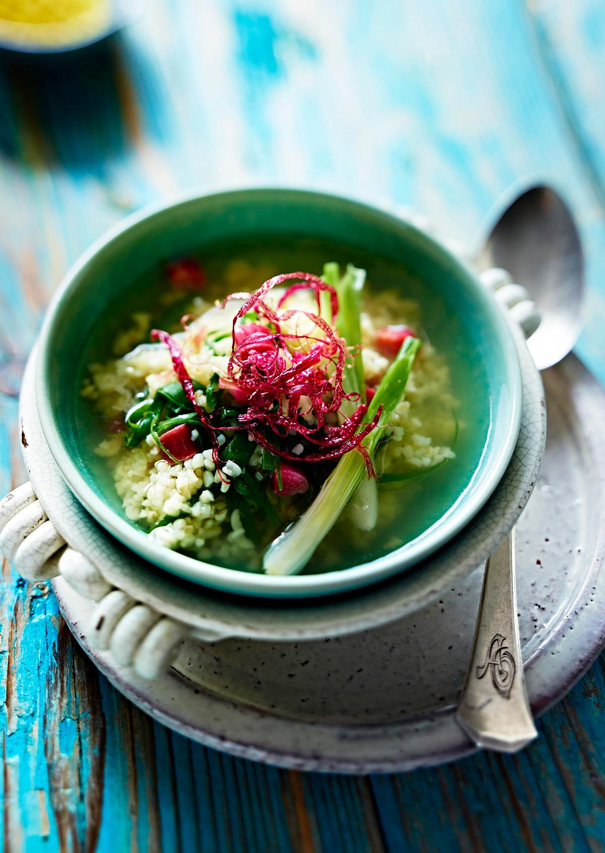 Klare Brühe mit Bulgur, Rhabarber und Lauchzwiebel Rezept