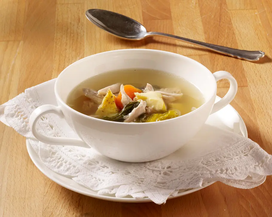 Klare Brühe mit Eierstich Rezept Klare Brühe mit Eierstich Rezept