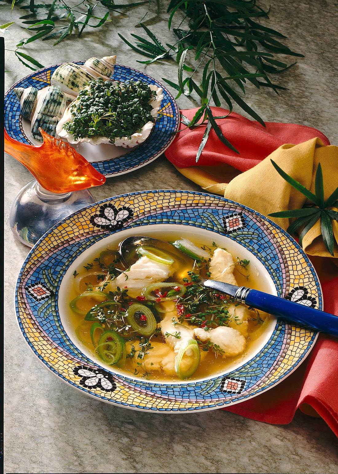 Klare Brühe mit Kabeljau und Kresse Rezept | LECKER