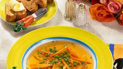 Klare Brühe mit Möhren, Erbsen und Kräutern Rezept - Foto: LECKER @ Bauer Media Group