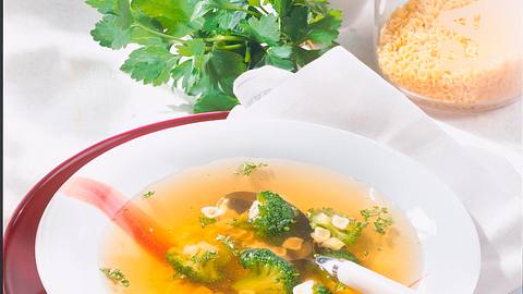 Klare Brühe mit Nudeln und Broccoli Rezept - Foto: Först, Thomas