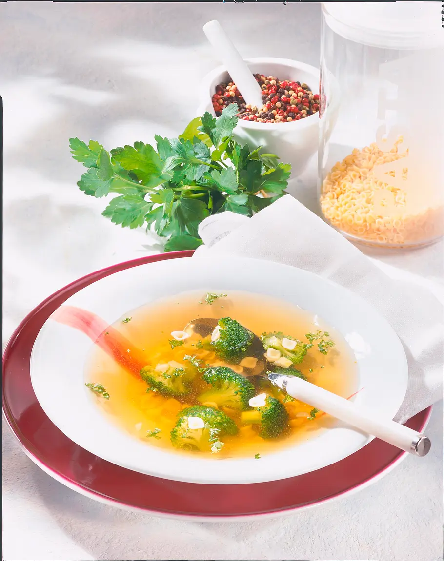 Klare Brühe mit Nudeln und Broccoli Rezept