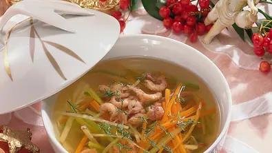 Klare Fisch-Bouillon mit Krabben und Gemüse Rezept - Foto: LECKER @ Bauer Media Group