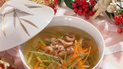 Klare Fisch-Bouillon mit Krabben und Gemüse Rezept - Foto: Maass